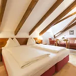 Altstadthotel Weisses Kreuz Hotel 4*