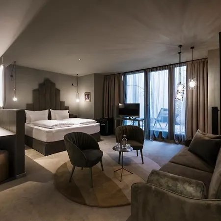 Отель Altstadthotel Weisses Kreuz 4*