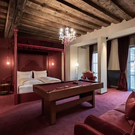 Altstadthotel Weisses Kreuz ホテル 4*