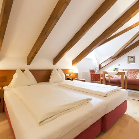 Altstadthotel Weisses Kreuz ホテル 4*