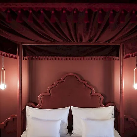 Otel Altstadthotel Weisses Kreuz 4*