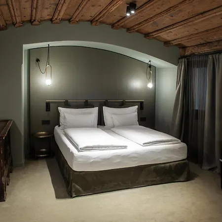 Altstadthotel Weisses Kreuz Otel 4*