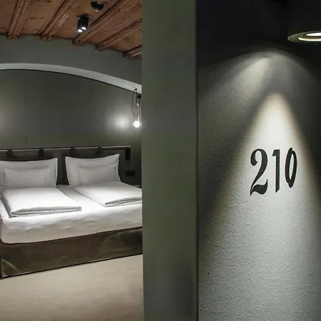 Altstadthotel Weisses Kreuz Otel 4*