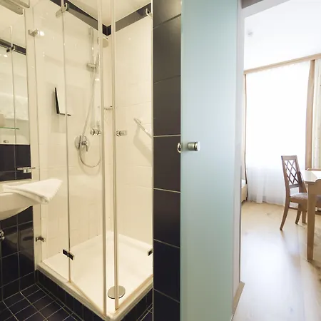 Altstadthotel Weisses Kreuz فندق 4*