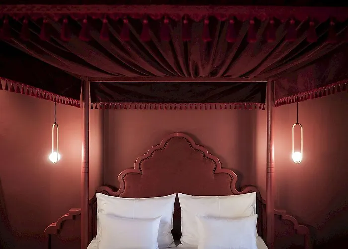 Отель Altstadthotel Weisses Kreuz 4*