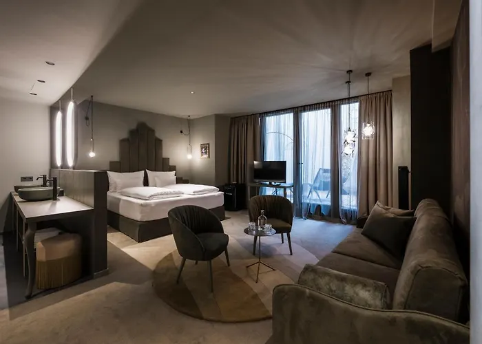 فندق Altstadthotel Weisses Kreuz 4*