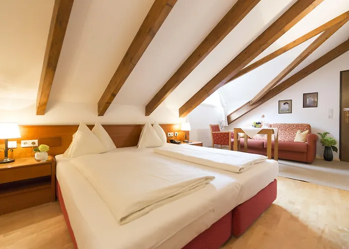 Altstadthotel Weisses Kreuz Отель 4*