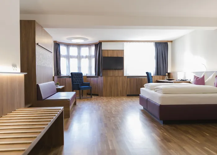 Отель Altstadthotel Weisses Kreuz 4*