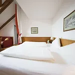 فندق Altstadthotel Weisses Kreuz 4*